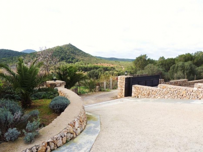 Entrance with private gate