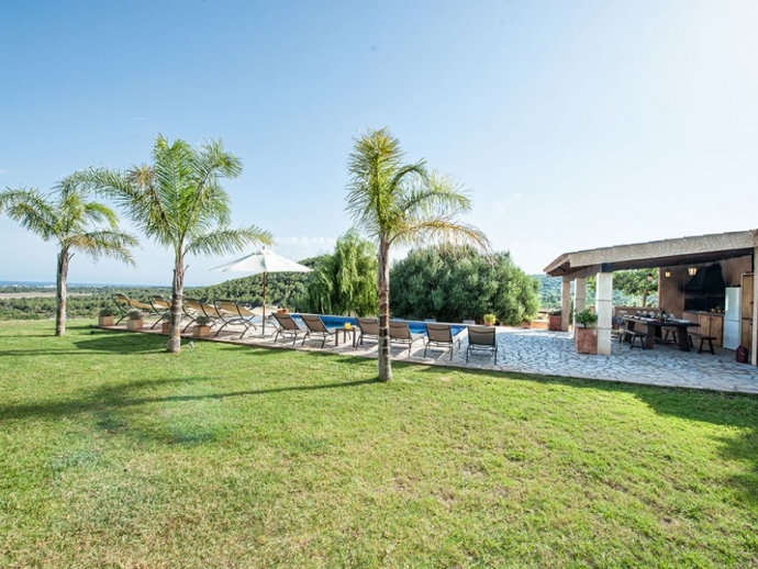 Infinity-Pool with Barbecue House