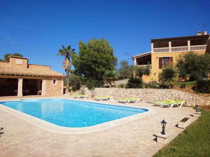 Pool and Grillhouse