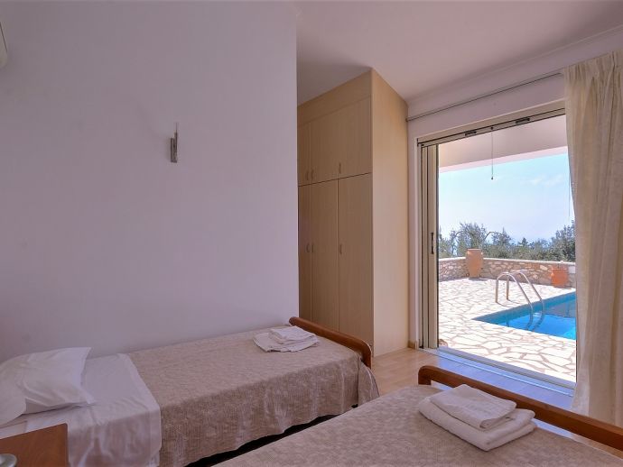 Twin Bedroom - Direct Access to the Pool